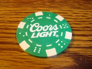 COORS LIGHT Poker Chip Birra Logo Dadi Design Golf Ball Marker-Card Guard Verde - Foto 1 di 3