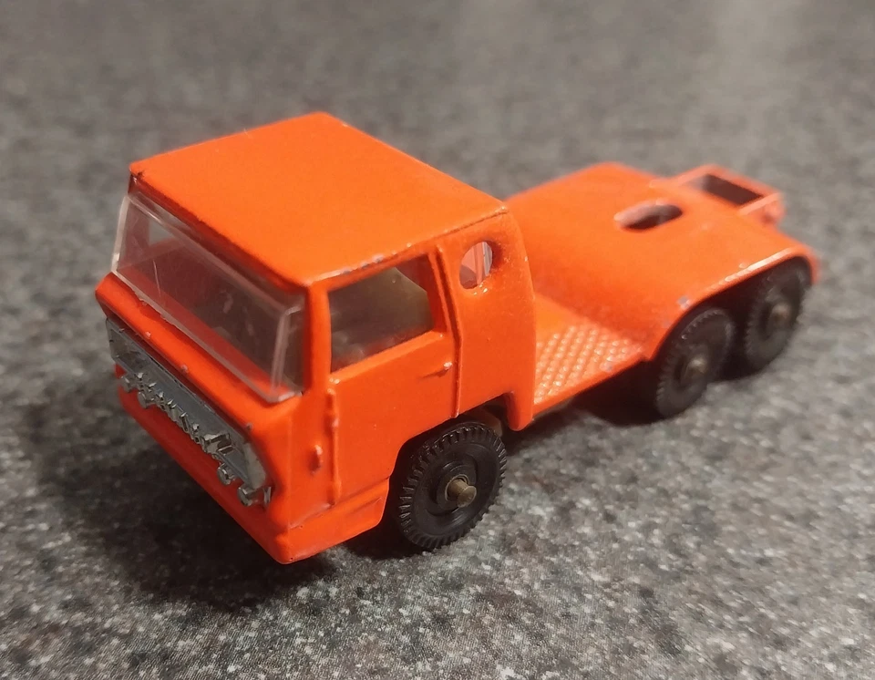 Semirremolque tractor Majorette Bernard Francia rojo, serie 300 Foto 1 de 4