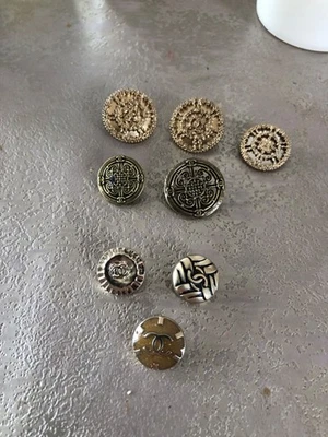 Chanel 8 verschiedene goldfarbene CC Logo Knöpfe KOSTENLOSER US S/H - Bild 1 von 4