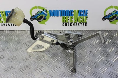 Suzuki GSXR 750 SRAD Footrest Hanger Right Assembly 1997 to 2000 GSXR750 B163 - Image 1 of 4