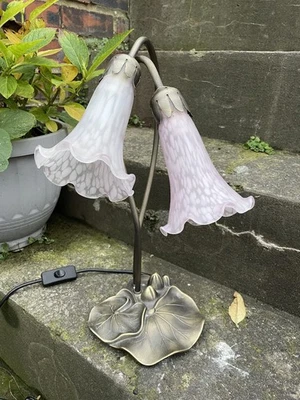 Vintage Tiffany Stil Lilie Pad Tischlampe 2 armig Milchglas Tulpenschirme - Bild 1 von 4