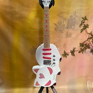 Chitarra elettrica personalizzata forma gatto bianca SSS rosa pickup cromo tremolo spedizione gratuita - Foto 1 di 12