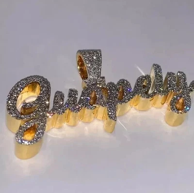 2.30 克拉圆形切割真莫桑石定制名称吊坠 14K 镀黄金 — 第 1/4 张图片