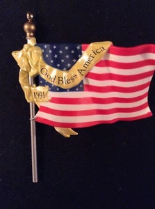 Hallmark Bandiera della Libertà 1991 Decorazione Natalizia - Dio Benedica l'America - Croce Rossa - Foto 1 di 5