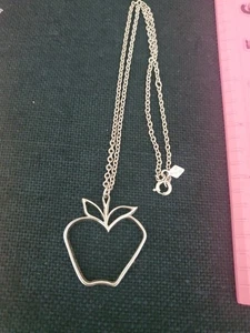 Sarah Coventry Teacher Loves Apple Pendant Necklace A6 - Picture 1 of 3