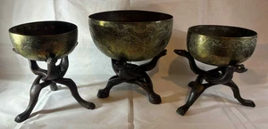 Vintage indische Messing Metall Schalen mit geschnitzten Holztier ineinandergreifenden Beinsockeln - Bild 1 von 20