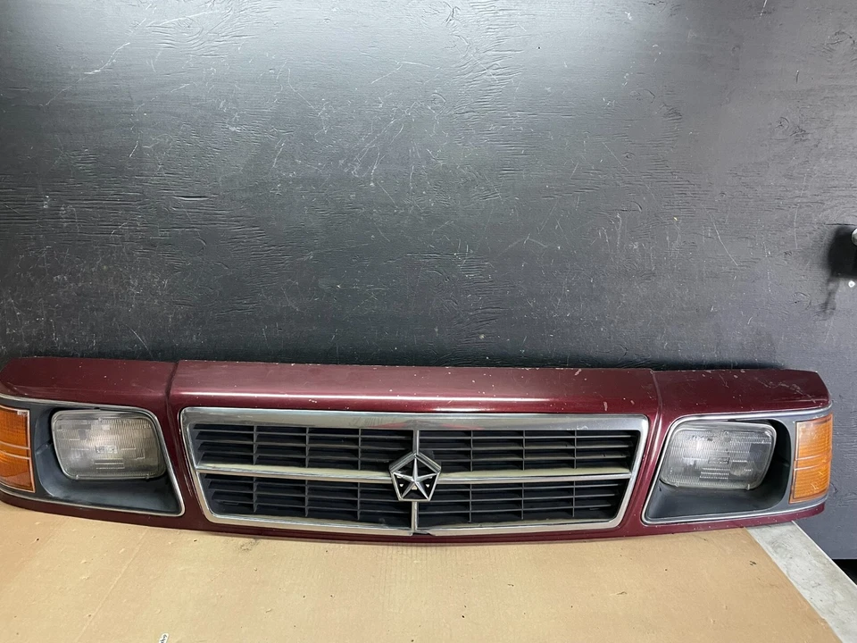 Bisel de faro derecho Plymouth Reliant 1985 1989 con marcador de giro OEM L9133 Foto 1 de 4