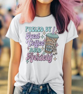 Camisa Fueled by Iced Coffee and Ansiety - Camiseta gráfica divertida para amantes del café - Imagen 1 de 24
