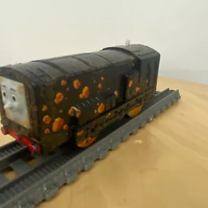 Thomas il carro armato motore rivoluzione treno tunnel esplosione diesel Fisher Price - Foto 1 di 9