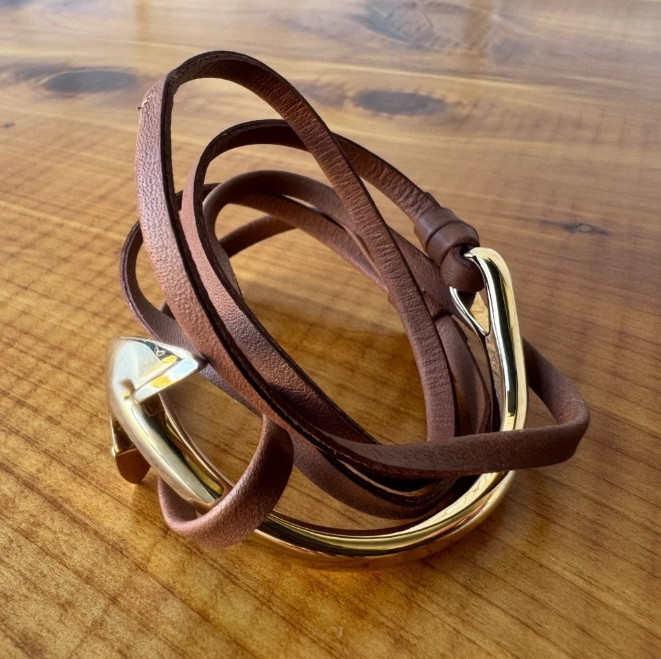 Pulseira feminina de couro marrom meio punho tom dourado âncora Miansai - Imagem 1 de 4