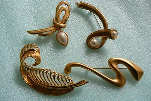 Lot of 4 VINTAGE LEAF RIBBON RETRO PIN  BROOCH GLOD TONE PEARL FAUX WHITE - Imagen 1 de 9