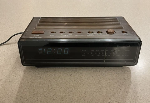 PANASONIC RC-65 VINTAGE AM FM CLOCK RADIO ALARM WOODGRAIN VINTAGE 80s TESTED Cover