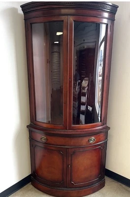 Drexel Nuevo Armario Esquinero Vidrio Curvo Hampton Court - Modelo Premium Foto 1 de 4