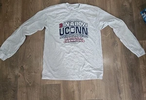 UCONN HUSKIES Damen National Championship 3 in a Row Langarm T-Shirt L - Bild 1 von 4
