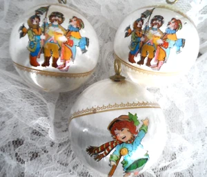 Vintage Weihnachtsschmuck - 3 UNZERBRECHLICHE SATINKUGELN mit VIKTORIANISCHEN FIGUREN - Bild 1 von 3