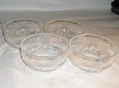 Juego de 4 cuencos de vidrio prensado con patrón acanalado de postre/fruta/baya - 4 3/4" de diámetro Foto 1 de 4