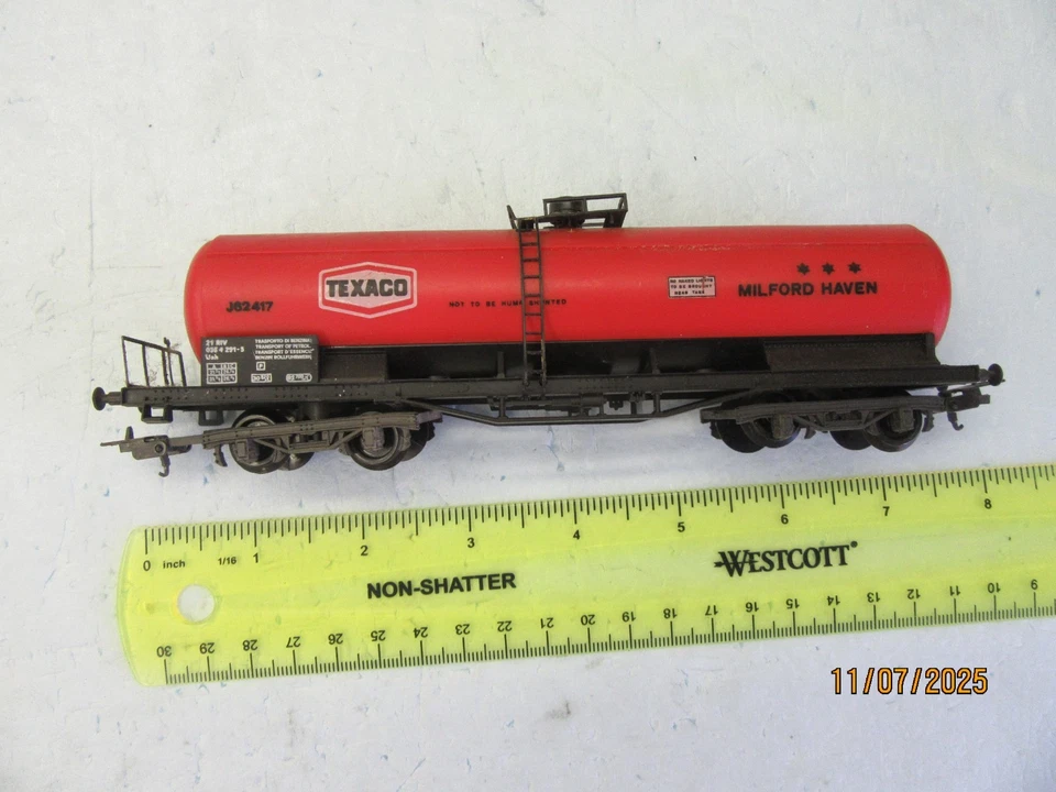 HO - Lima 2916  Long Tank Car "TEXACO" MILFORD HAVEN - Image 1 of 4