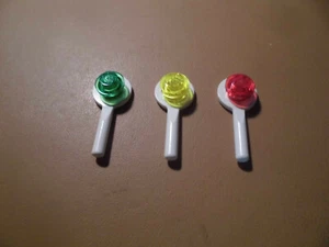 Lego Figuren Zubehör 3x Kelle Signal 3900 weiß Zeichen 4073 grün gelb rot fzn143 - Bild 1 von 2