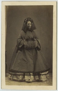 CDV 1860-70. Femme avec manteau et manchon de fourrure. Mode. Timbre sec ours. - Picture 1 of 1