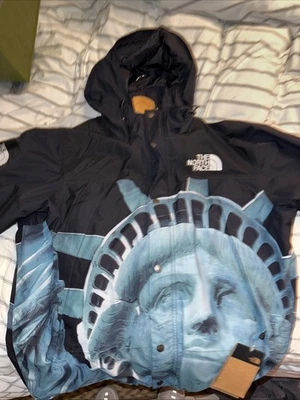 Chaqueta de montaña FW/19 Supreme x North Face “Estatua de la Libertad” Talla: Mediana  Foto 1 de 4