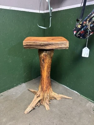 Juego de 2 taburetes giratorios de madera artesanales de cedro rojo envejecido naturalmente con raíces vivas Foto 1 de 4