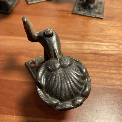 9 pestillos antiguos de hierro fundido con motivo de concha marina para perros concha de almeja c. 1900 Foto 1 de 4