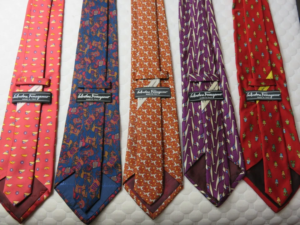Salvatore Ferragamo Lote Cinco (5) Corbatas de Lujo de Diseñador Estampado de Seda Hechas en Italia Foto 1 de 4