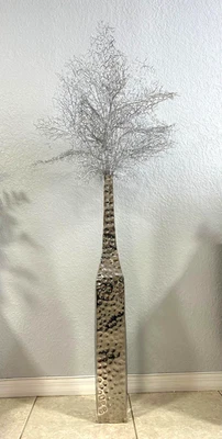 Jarrón moderno de metal martillado plateado de 42 pulgadas de alto y ramas decorativas plateadas. India Foto 1 de 4