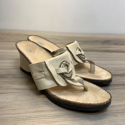 Sandálias Ariat femininas 9,5 B tanga de couro sandálias anabela sapatos anel prata emblema - Imagem 1 de 4