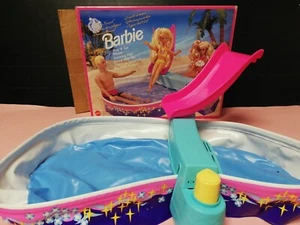 BARBIE MATTEL SUN JEWEL POOL PISCINA CON BOLLE 1993 #67000 BOX VINTAGE - Foto 1 di 4