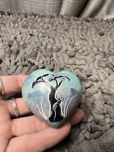 Cuore di pietra vintage intagliato africano dipinto a mano rinoceronte albero deserto lucido - Foto 1 di 7