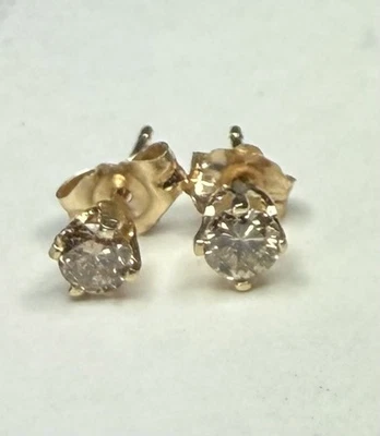 Aretes redondos de diamantes champán de oro amarillo de 14 quilates de 0,20 (1/5) TCW Foto 1 de 4