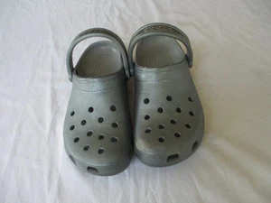 Crocs Erwachsene klassische graue Clogs Größe 9 Damen, 7 Herren - Bild 1 von 7