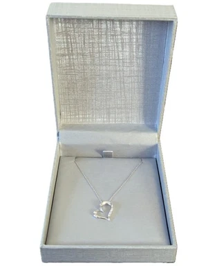 Colgante con corazón de cinta inclinada con detalles de diamantes en oro blanco de 10 K con caja Foto 1 de 4