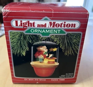 Vintage 1988 Hallmark Ornament "On With the Show" Licht funktioniert mit Box KEINE BEWEGUNG - Bild 1 von 6
