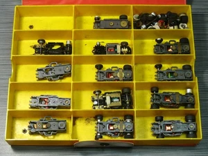 SLOT CAR anni 60-70 custodia AuRoRa con AFX e Tyco CHASSIS lotto ricambi VINTAGE HO - Foto 1 di 10