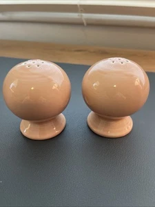 Fiesta Blush Pink Salt & Pepper Shakers Vintage Ball Homer Laughlin , 1 stopper - Picture 1 of 4