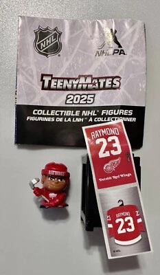 NHL Teenymates Lucas Raymond Red Wings 2025 con armario y etiqueta Foto 1 de 2