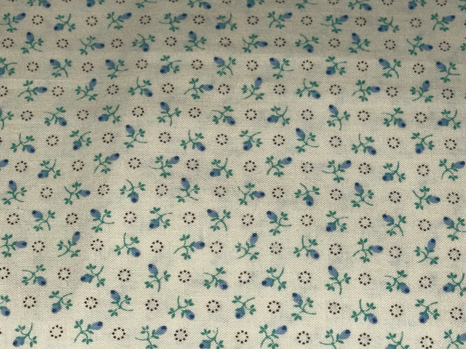 Tela de algodón con estampado de rosebuds azules pequeños 1989 vintage de 1/2+ yarda BTHY por N.T.T. Foto 1 de 4