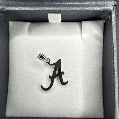 Colgante de plata de ley .925 de la Universidad de Alabama - grande “A” Foto 1 de 4