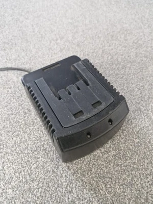 GENUINE TITAN TTB584CHR Battery Charger 230-240V 45W 19.5V 2200mA - Image 1 of 4