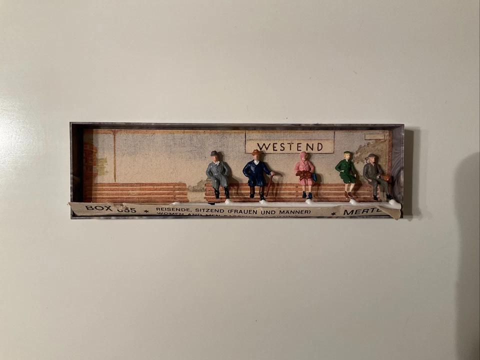 Merten H0 Fünf Reisende Sitzend in OVP - Bild 1 von 1