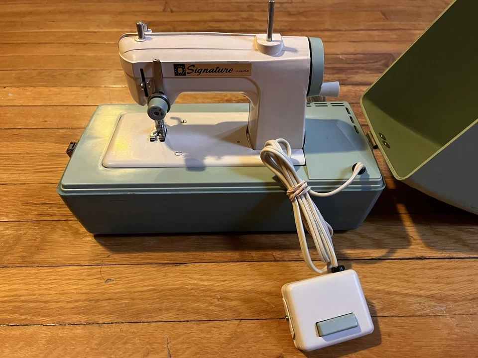 Máquina de coser portátil Junior Signature DE COLECCIÓN en estuche años 70 PROBADA Foto 1 de 4
