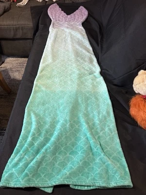 Lindo! Manta de felpa portátil cola de sirena Pillowfort (66x55 pulgadas) - rosa Foto 1 de 4