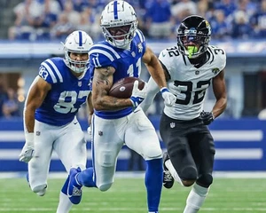 Foto de fútbol americano de la NFL Michael Pittman Jr corriendo en el campo Indianapolis Colts 8x10 - Imagen 1 de 1