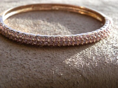 BRAZALETE CON BISAGRAS NOLAN MILLER ROSA CIRCONITA PAVÉ CHAPADO EN ORO ROSA 7" Foto 1 de 4