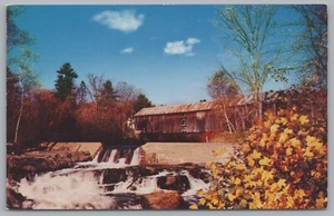 Tarjeta postal vintage de un puente cubierto en Thetford Vermont, EE. UU. - Imagen 1 de 2