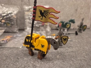 Minifiguras Personalizadas - 5 Caballeros Cuervo, 5 Dragones Verdes, Dos Caballos + Accesorios - Imagen 1 de 4