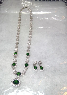 Colar e brincos de cromo com simuladores de diópsido e diamante - Imagem 1 de 3