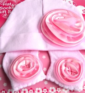 NEU Soft Touch Rosa Blume Baby Mütze und Socken Set 3-6 Monate - Bild 1 von 3